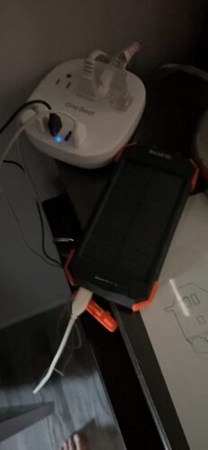 BLAVOR Solar Power Bank 10.000mAh. Portable Wireless Charger. 20W Fast Charging External Battery Pack with USB C for Cell Phones. Solar Panel Charging with Dual Flashlight for Camping photo review