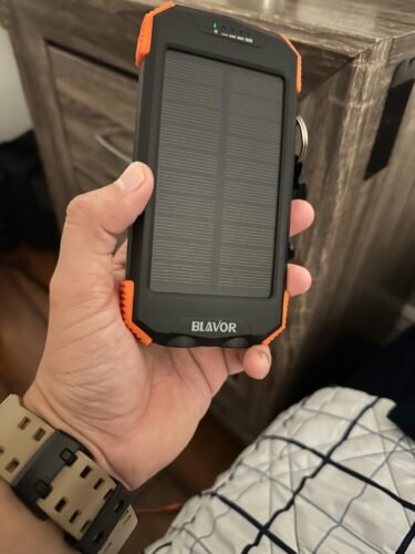 BLAVOR Solar Power Bank 10.000mAh. Portable Wireless Charger. 20W Fast Charging External Battery Pack with USB C for Cell Phones. Solar Panel Charging with Dual Flashlight for Camping photo review