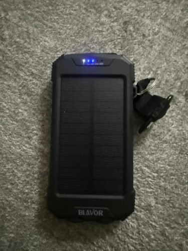 BLAVOR Solar Power Bank 10.000mAh. Portable Wireless Charger. 20W Fast Charging External Battery Pack with USB C for Cell Phones. Solar Panel Charging with Dual Flashlight for Camping photo review